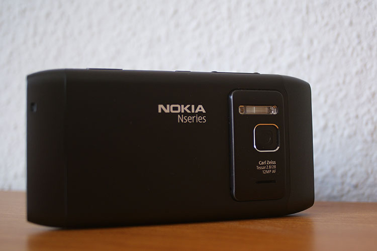 它是Nokia第一款1200万清晰度手机上，还先发塞班3，但难阻时代潮流
