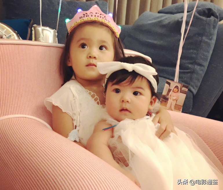 咘咘波妞穿姐妹装，近照放大三倍，这“葡萄眼”也太抢镜了吧