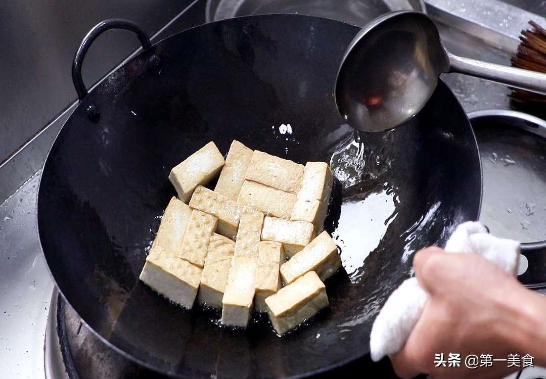 图片[6]-豆腐怎样煎不粘锅 用这2个小技巧 豆腐金黄又嫩 汤汁浓郁入味-起舞食谱网