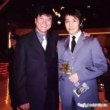 周星驰一头白发送别吴孟达！原来，他最讲情义，这几位都放在心上