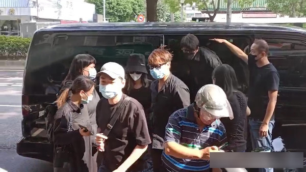 黄鸿升追悼会现场：女友情绪几近崩溃，张钧甯贾静雯曹格哀伤落泪