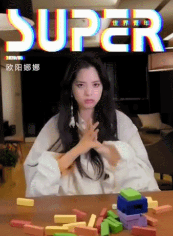 动态封面考演技？欧阳娜娜少女系翻车，动态表