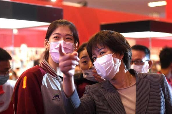 李盈莹发布长文感恩郎平，16岁曾被秘密特招到中国女排师徒结缘
