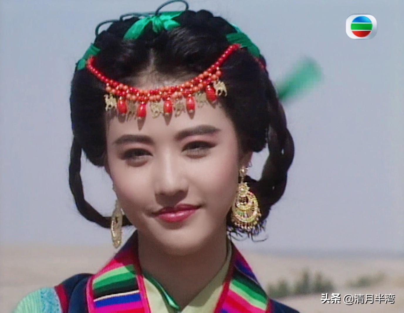 在1991年tvb古装剧《怒剑啸狂沙》中,周海媚扮演了藏族女子卓玛,外表