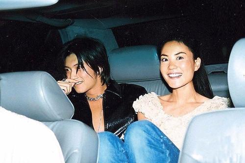 Wang Fei thanks thunderbolt sharp edge low-key sweetness is the same as casing, century of 21 years of emersion is lain between to pull a hand when, 