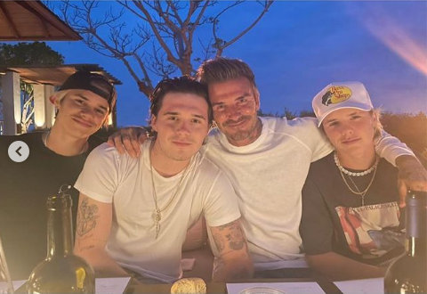 贝克汉姆9岁女儿秀厨艺，身材圆润又胖了一圈，口中牙齿参差不齐