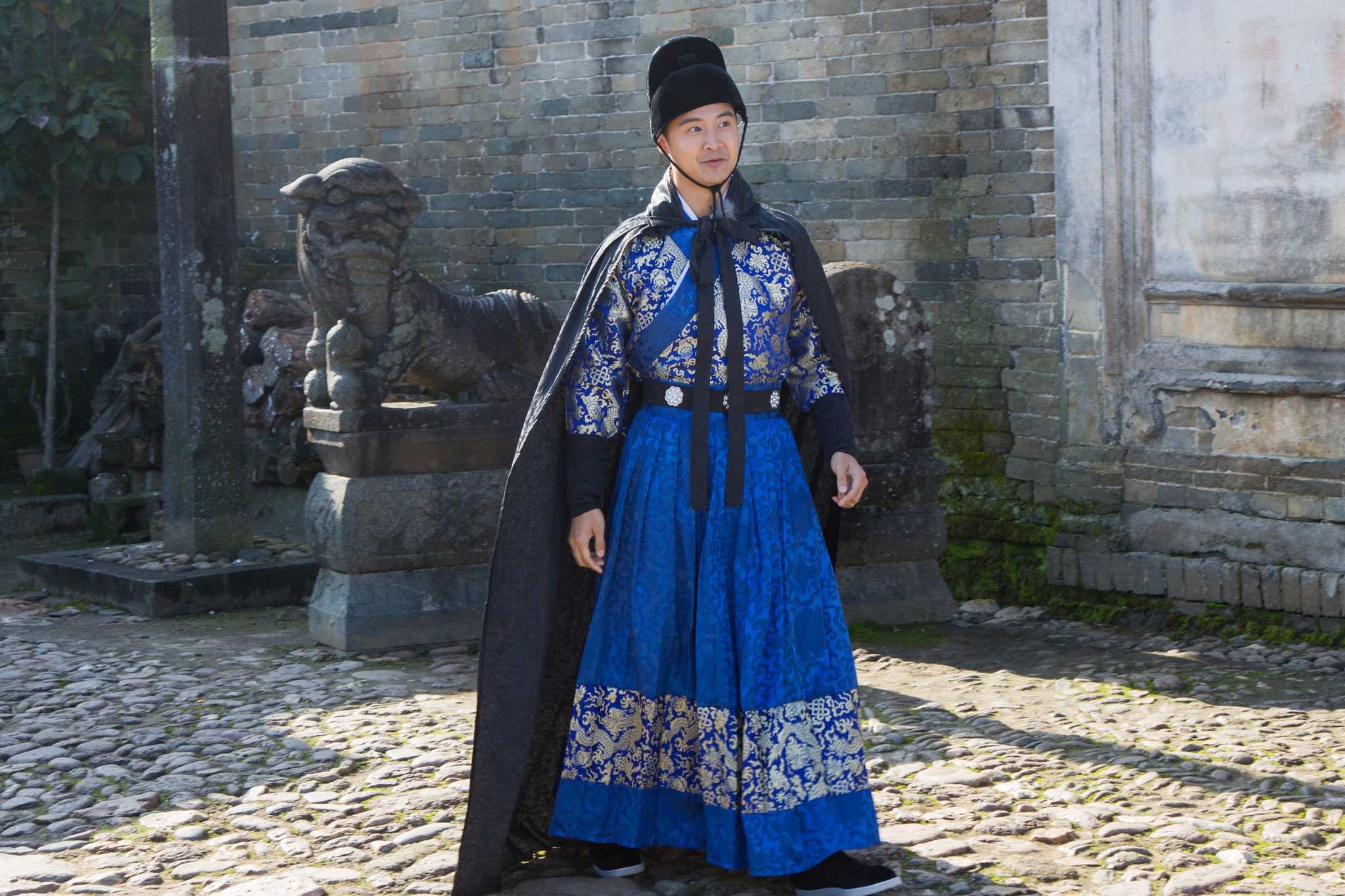 锦衣卫里唯一的好人，尽心照顾被俘皇帝，以德