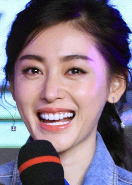 求求演员们，做烤瓷牙颜色悠着点，“夜光牙齿