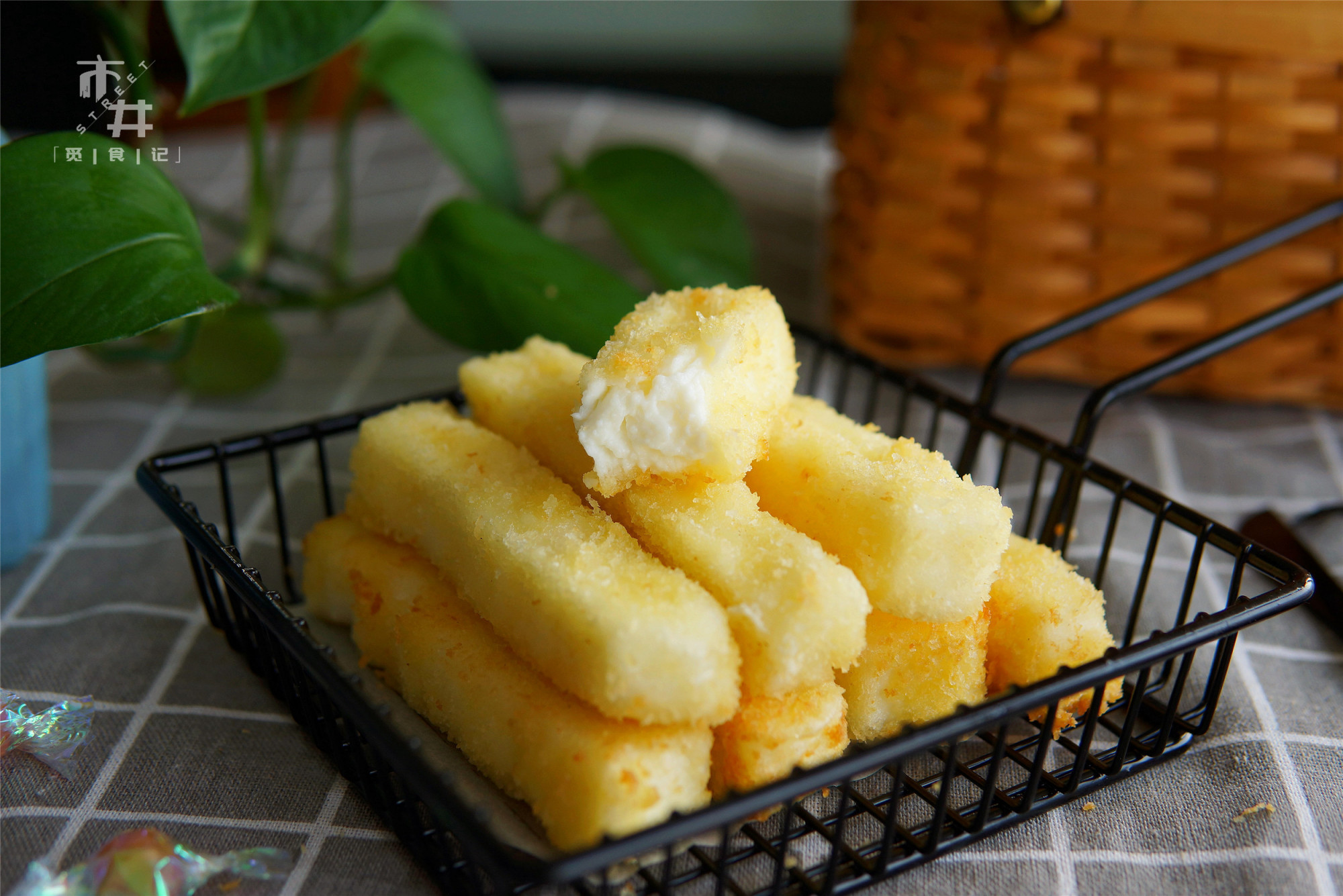 牛奶这吃法，比奶酪还香，酥脆滑嫩，咬一口爆浆，好吃到舔指头