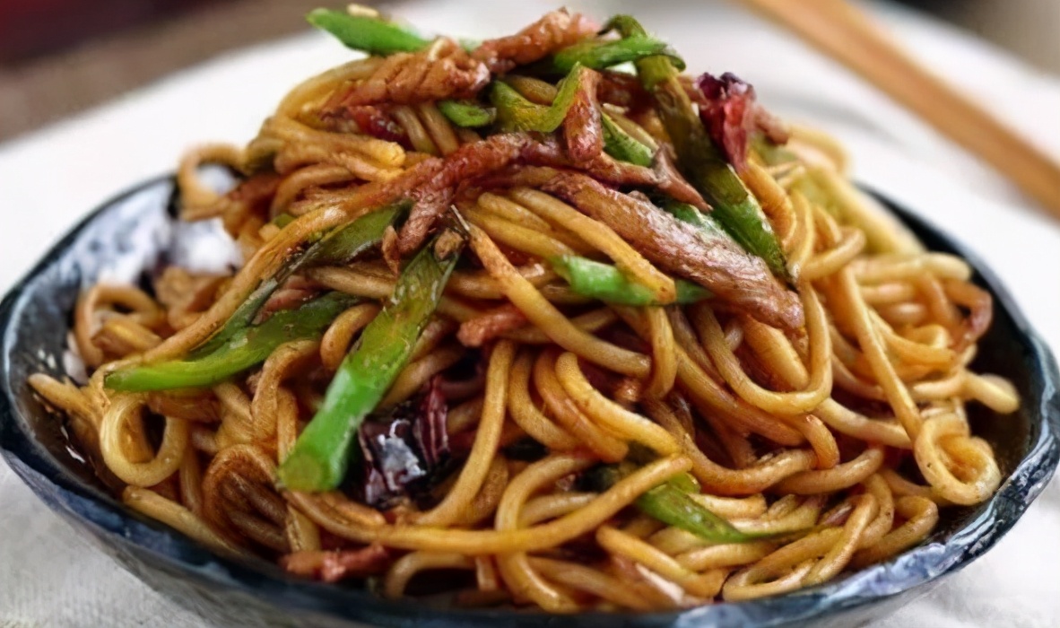 炒麵時，不要煮好直接下鍋炒，多做一步，根根分明，不起坨有嚼勁