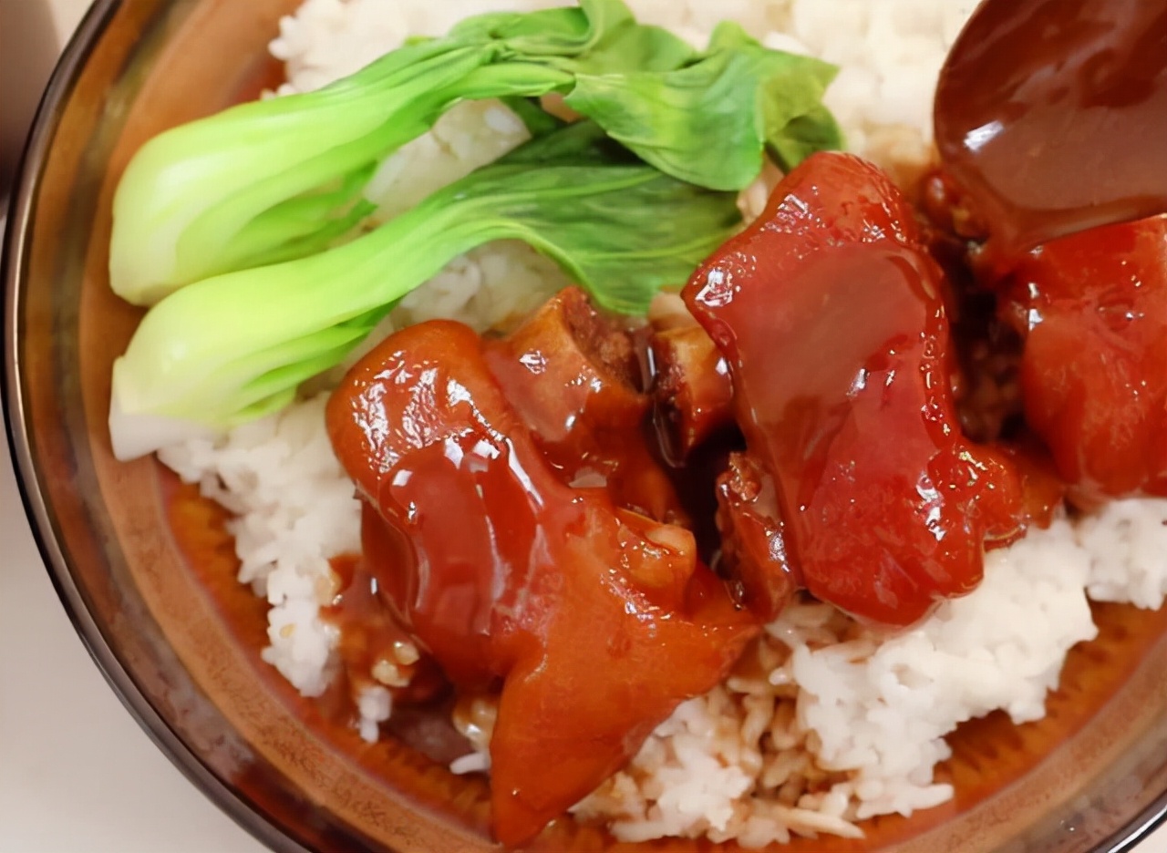 The production of Longjiang pork knuckle rice iMedia