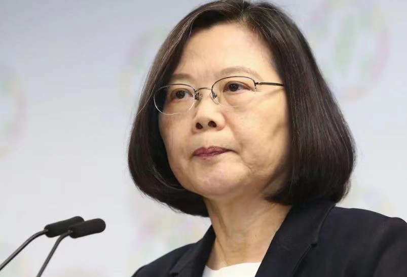 蔡英文穿�龍袍�封面引發關注！ 島內專家給出兩岸統一的時間表