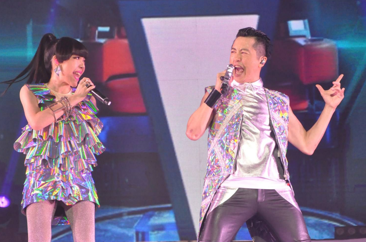 从纽约时代广场的顶流，沦落到小县城卖唱，吴