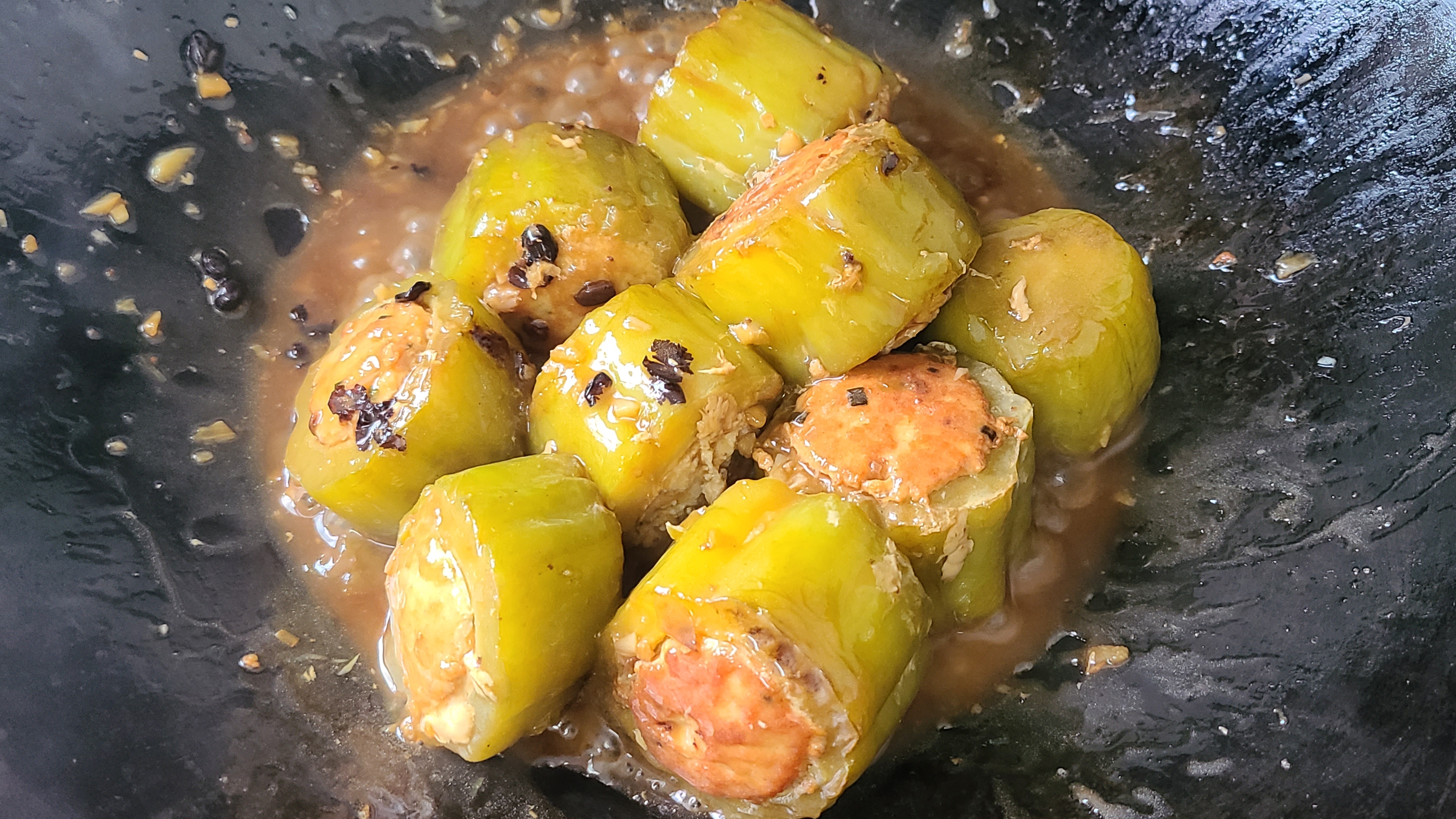 天氣這麼熱，教你一道廣東常見的釀苦瓜，香濃美味，好吃簡單