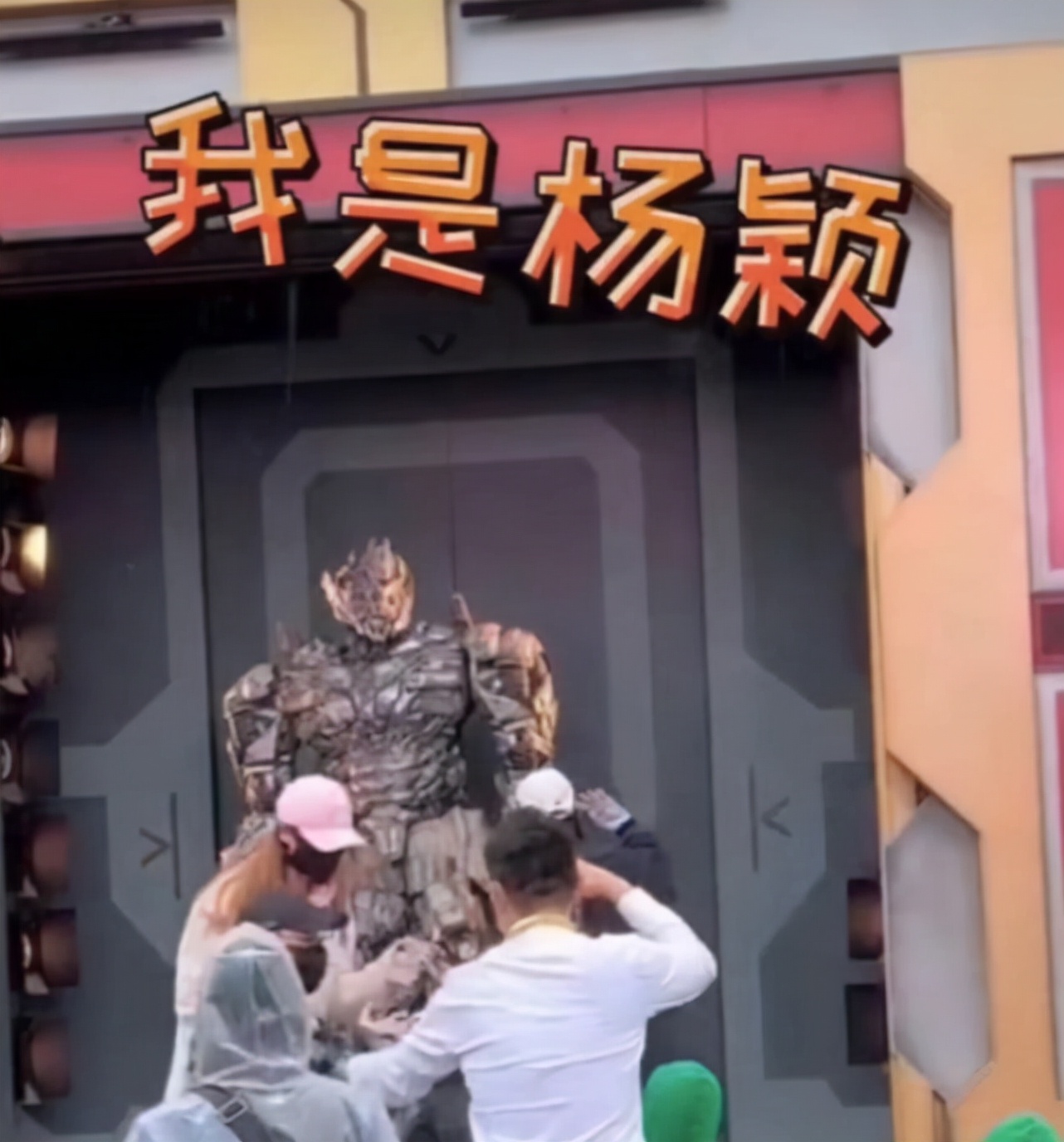 baby带儿子打卡环球影城，与威震天开心合影，母子雨中漫步超有爱