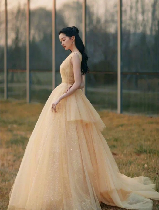 关晓彤造型师难得给力，23岁穿薄纱裙终于不像