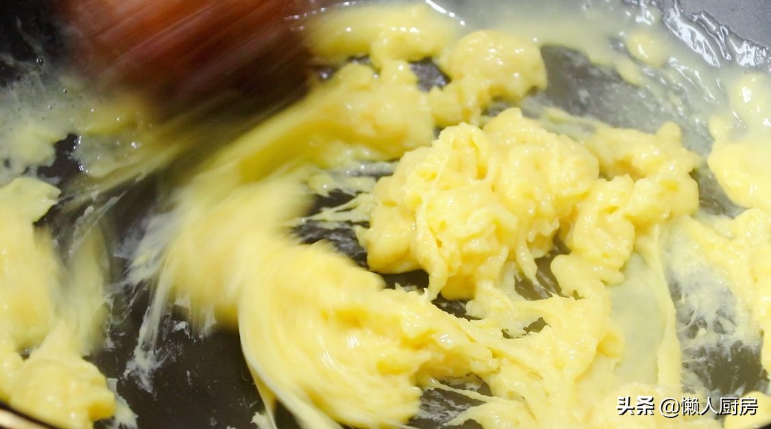 雞蛋和澱粉一起炒，不粘勺子，不粘盤子，吃起來軟糯香甜