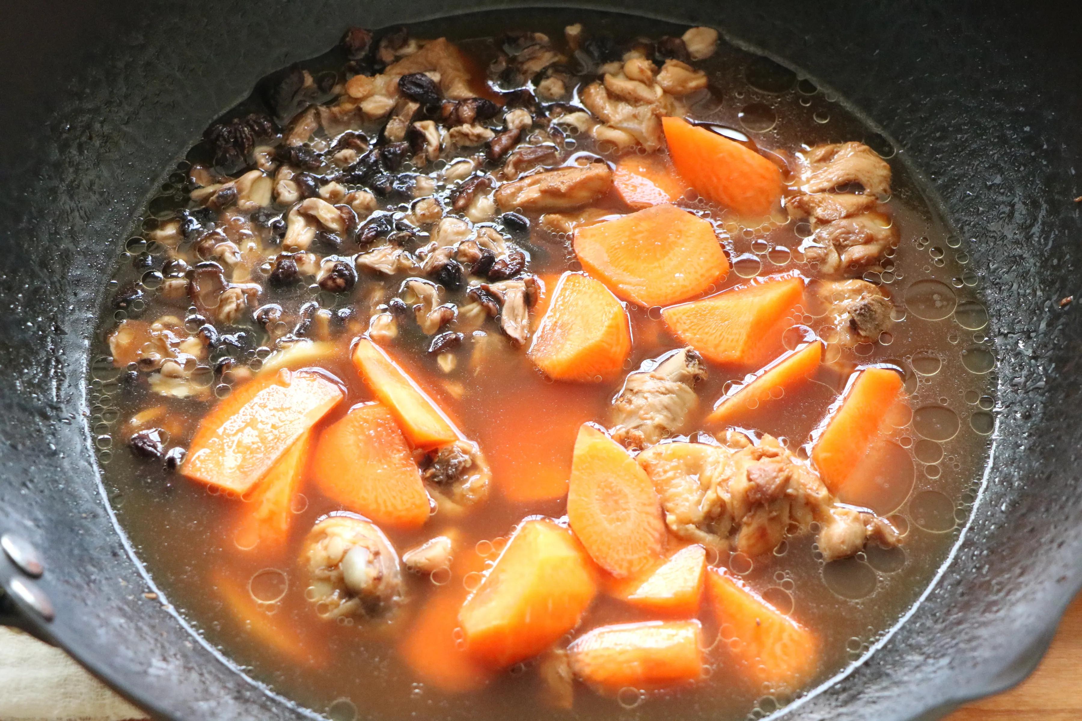 鸡腿肉炖胡萝卜蘑菇，秋季可以常吃的家常菜，营养丰富，食材简单