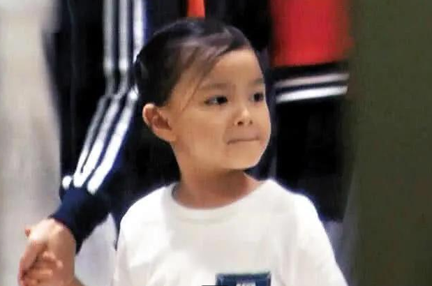 刘德华女儿刘向蕙已经八岁，五官精致，眉清目秀，一副小公主容貌