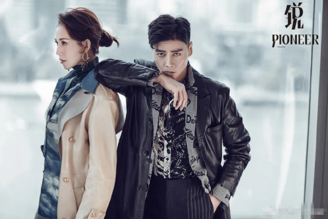 蔡少芬張晉合體拍大片，貼臉摟肩秀足恩愛，結婚13年仍如膠似漆