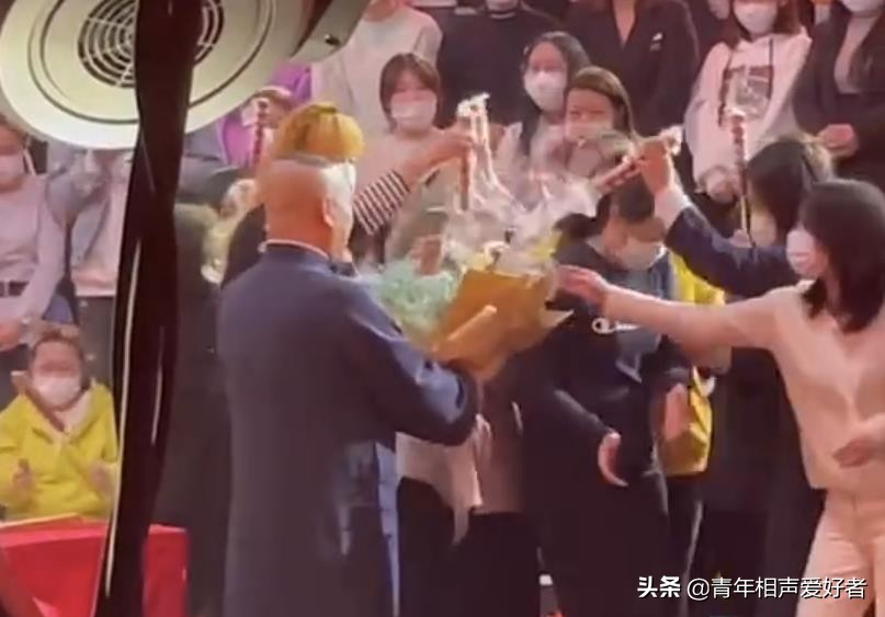 冰糖|郭德纲给女粉丝送冰糖葫芦花 这宠粉的方式太浪漫了!