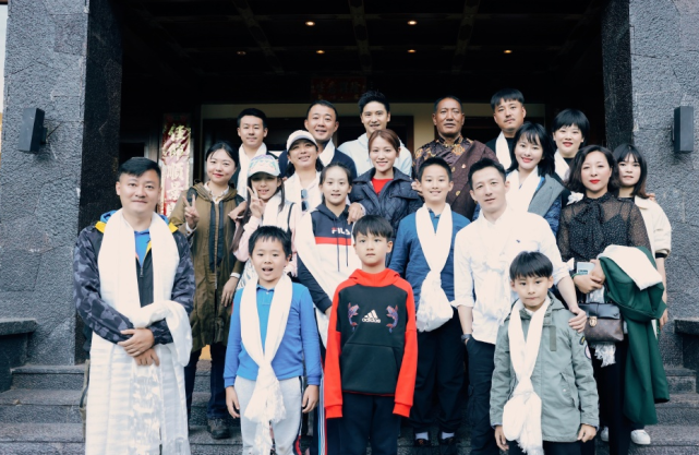 田亮女儿森碟为成职业网球手太拼，和同伴画画手又干又糙，超抢镜