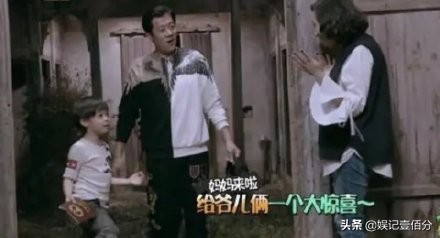 蔡国庆晒全家福，妻子罕见露面，曾苦追蔡国庆