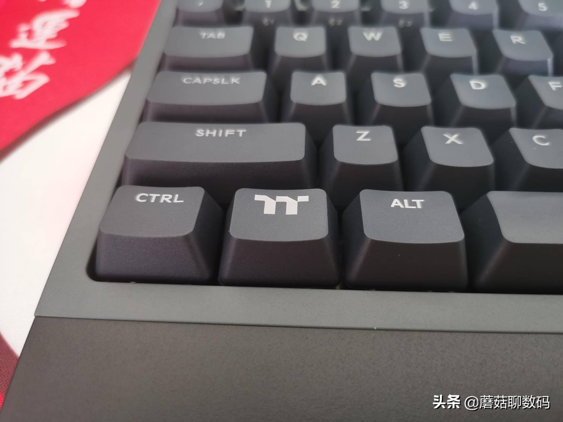 多个设备要用键盘，只用一个TT G521飞行家三模机械键盘便可解决