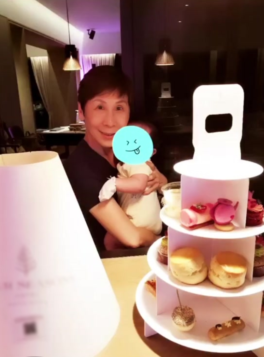 应采儿晒祖孙同框，妈妈抱外孙超有爱，三个月的HoHo依然清瘦