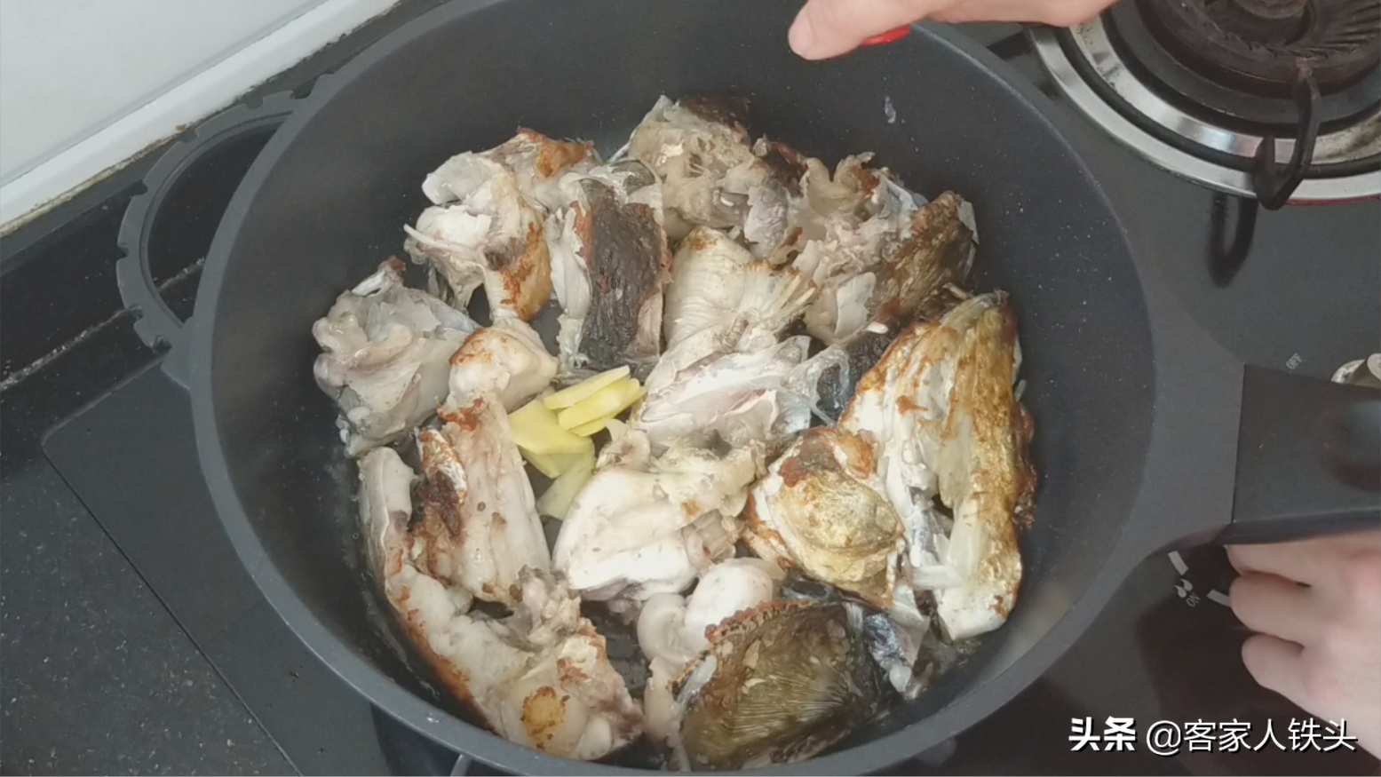 客家油豆腐配上1个鱼头，一道费饭菜做法，又香又滑闻到都流口水