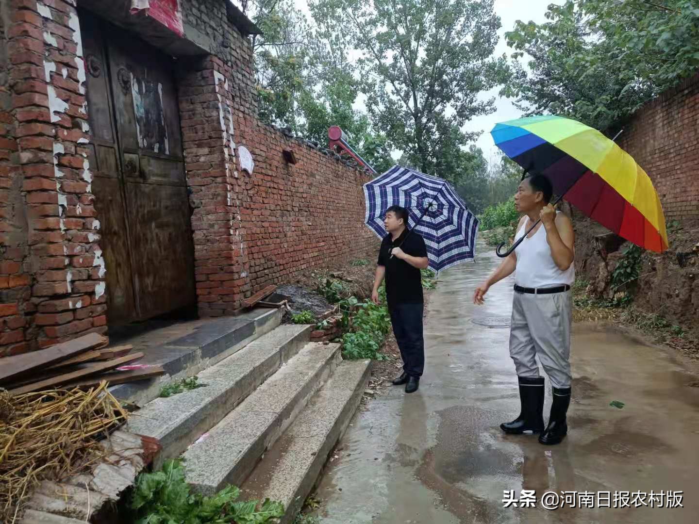 汤阴县城关镇全体班子成员及机关男同志近百人紧急集合，组成应急抢险队，全力以赴应对强降雨