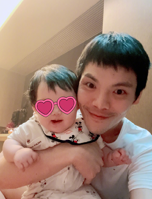 向佐父亲节晒家庭合照，与郭碧婷和女儿依偎，小奶皇正脸像妈妈