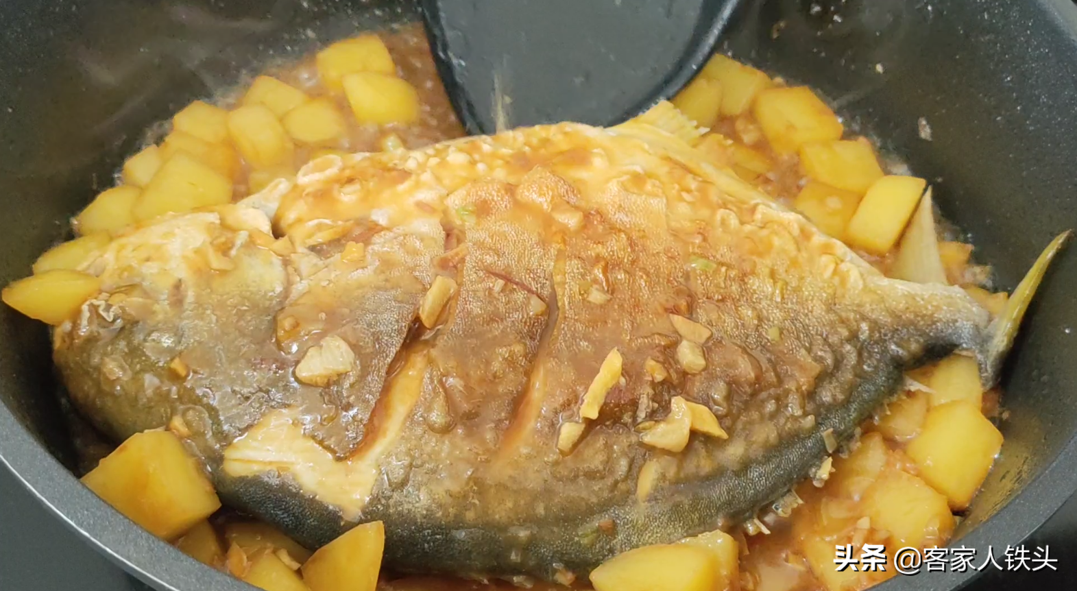 過年魚肉有過癮吃法，加2個土豆一起做，味美鮮香，好吃又過癮