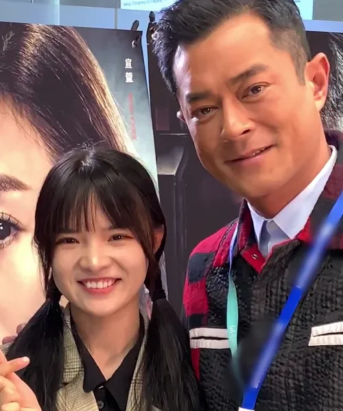 七阿姨给粉丝签名时，谁注意她用的笔了？果真