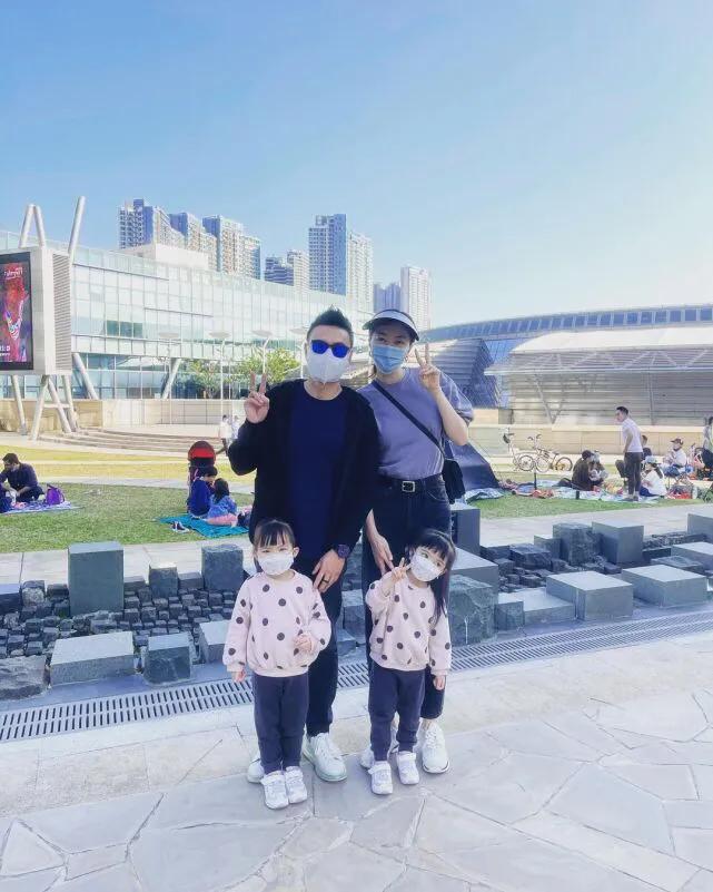 熊黛林帶雙胞胎女兒拍照，姐姐淑女範兒，妹妹活潑開朗很有鏡頭感