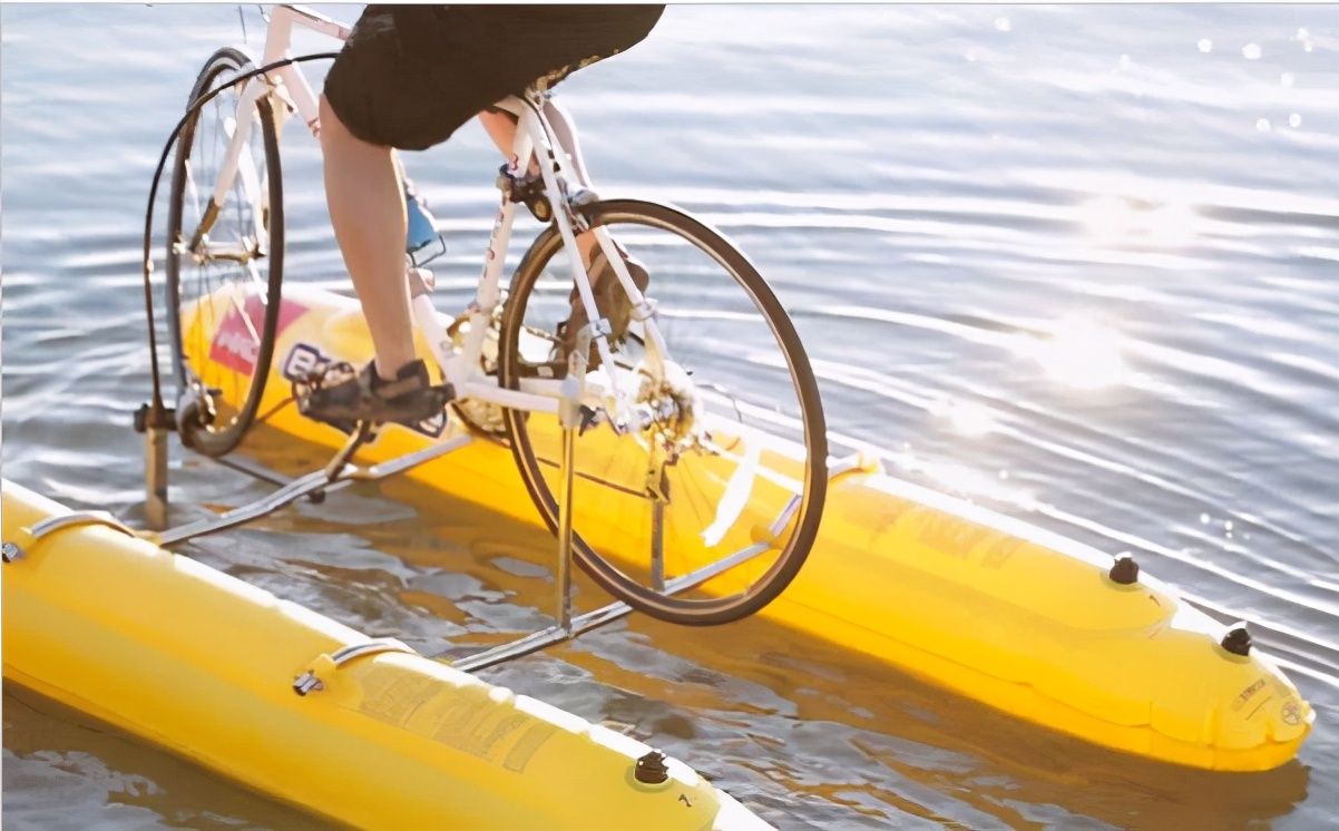 國外網友在釣魚時看到有人在海上騎自行車，現實版青雉你見過嗎