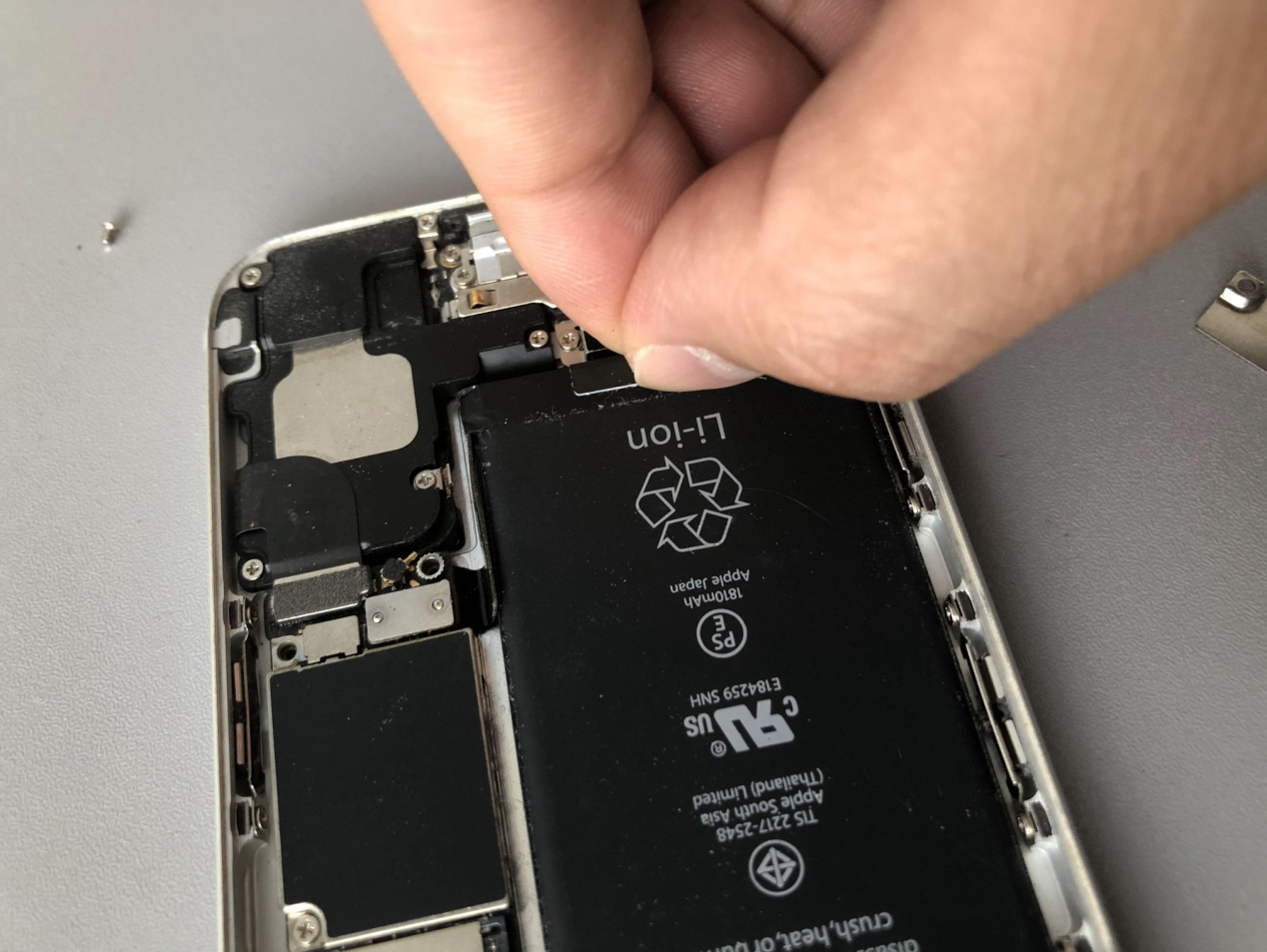 看到苹果新机se配置与8神相似，默默换了6s电池，还能再战三年！