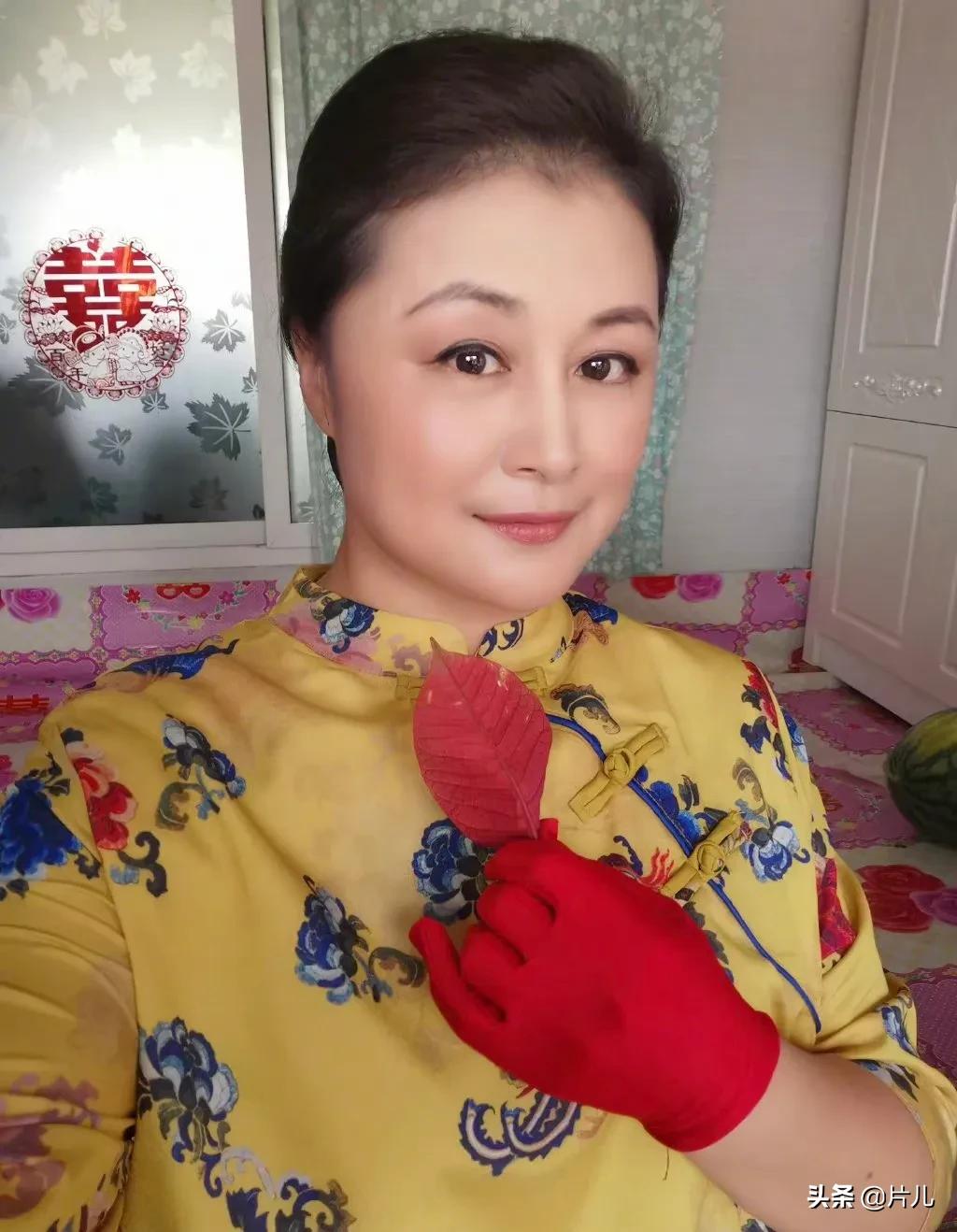 于月仙去世后，闫学晶发布带货视频遭谩骂，粉丝呼吁理性看待