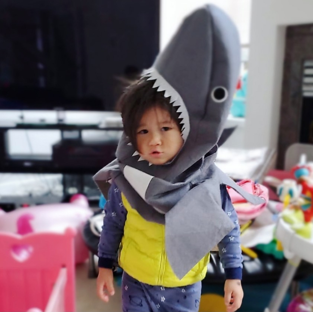 鍾嘉欣曬兒女萌照，不忘隔空表白老公，姐弟同款髮型像俄羅斯套娃