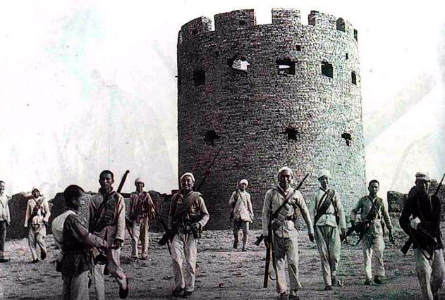 日本人藏在炮楼中，游击队久攻不下；一农民路过说：这还不简单