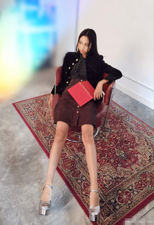 任達華女兒任晴佳考試完開心曬照，穿露臍裝秀細腰，超模腿太逆天