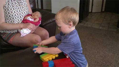 这个500人的大家族100年生男不生女，公主降临后全族开派对狂欢