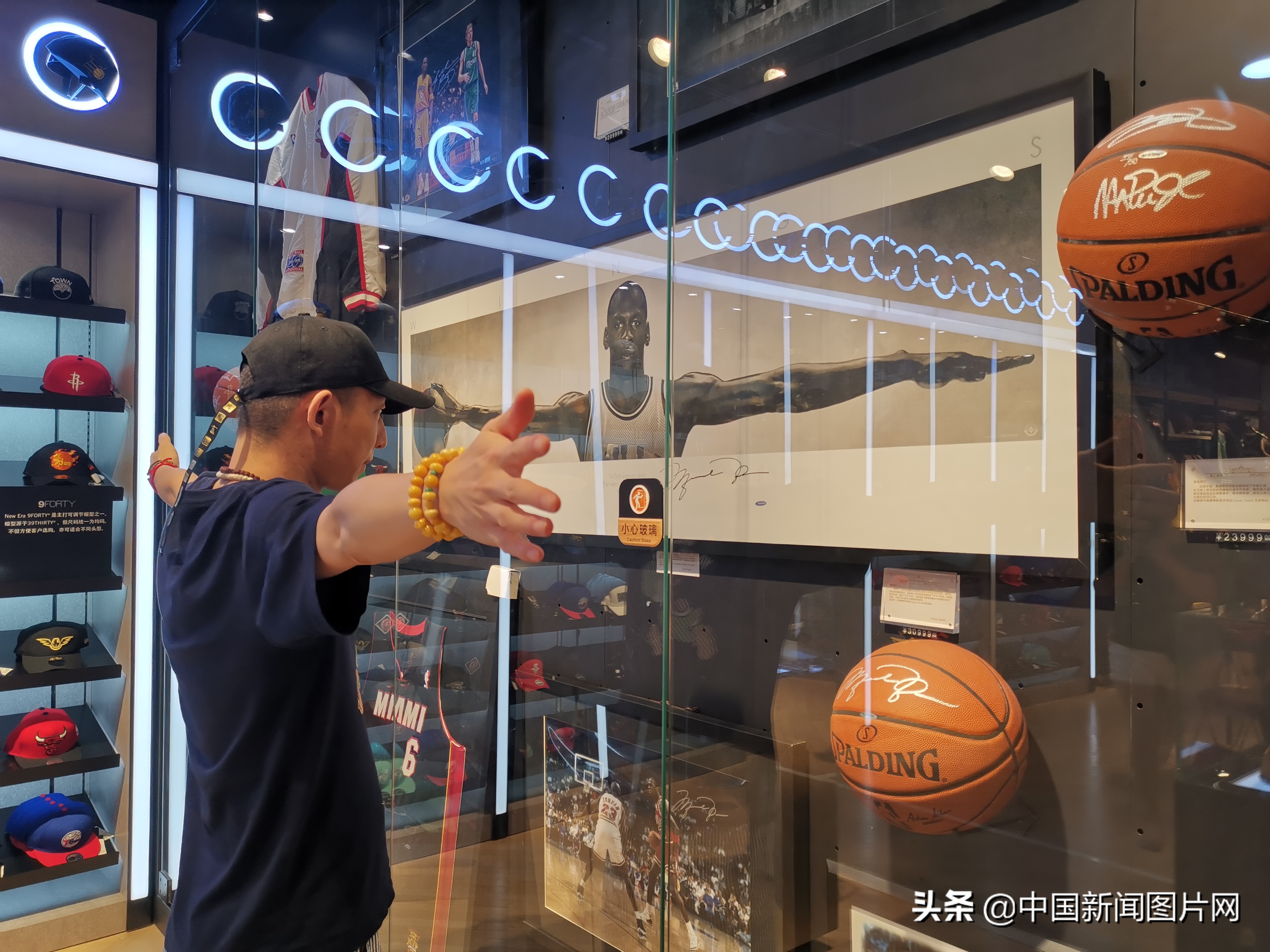 王府井nba总店哪些明星(北京：王府井银泰NBA全球旗舰店 球迷纷纷慕名打卡购物)