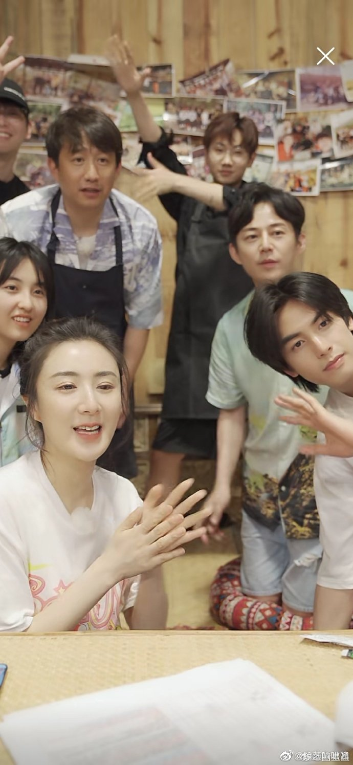 薇娅上向往4直播，黄磊何炅自降身价当助理？网