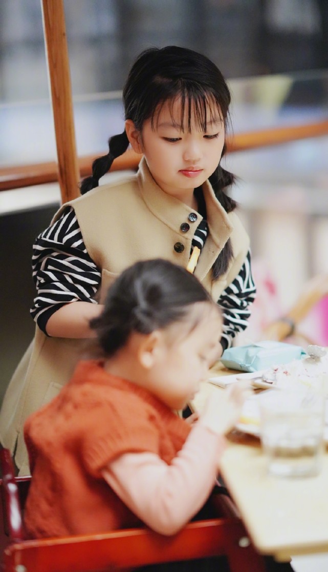 阿拉蕾的妈妈晒女儿日常，两个女儿越长越像，分食蛋糕超有爱