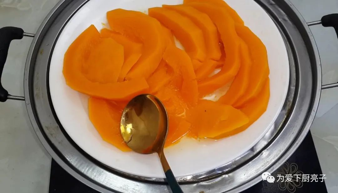 自制南瓜丸子的做法，锅里一炸，出锅不发硬不吸油，全家都抢着吃