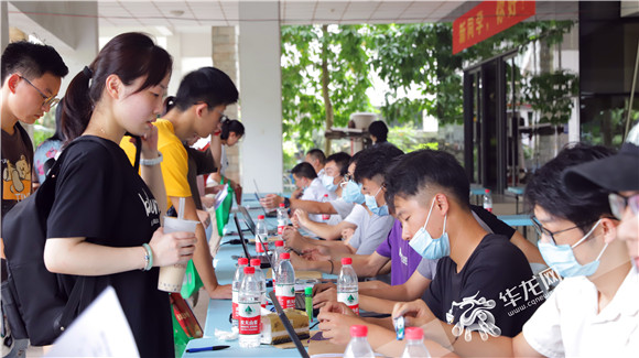迎新很用心 重庆大学6000余名本科新生来校报到