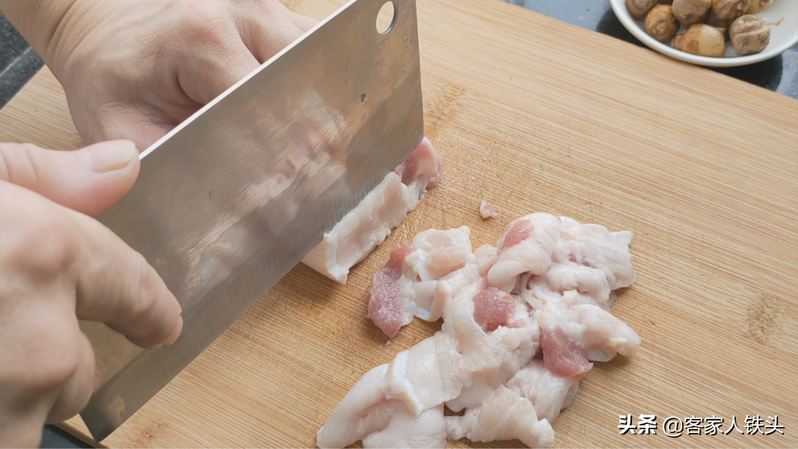 客家人传统的锅焗肉片，不加一滴水，香气四溢，一口一片好吃不腻