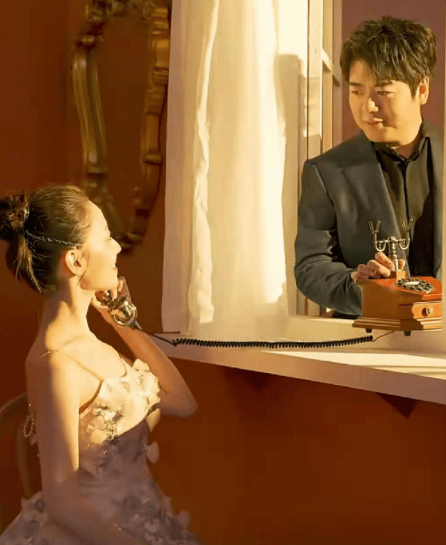 吉娜与郎朗同框秀恩爱，男才女貌被赞王子与公主，深情对视超甜蜜