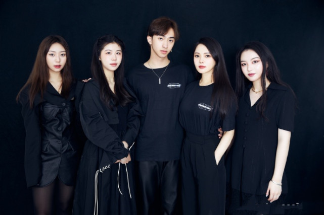 伊能静全力支持儿子事业，与哈利团队合影超自信，状态不输小年轻